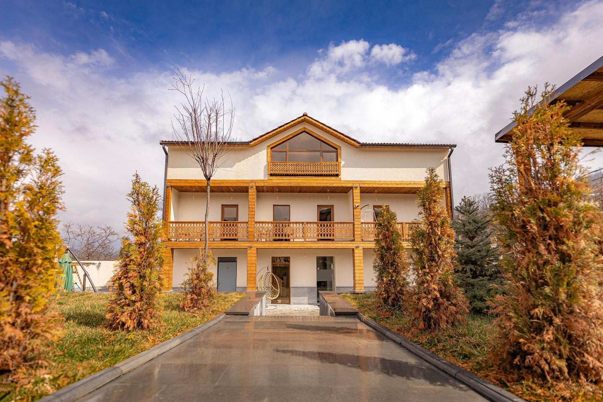 Taniqinn Dilijan Hotel Buitenkant foto